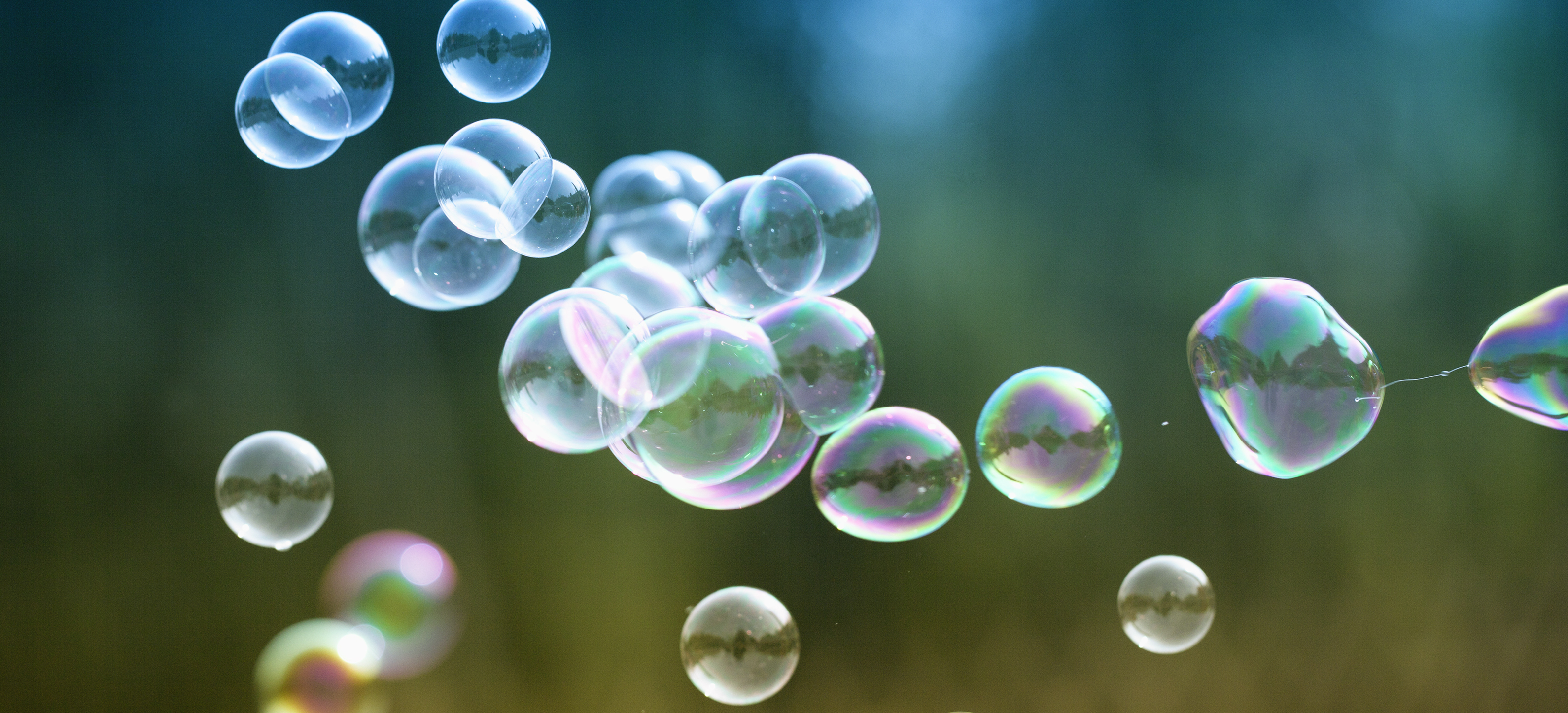 Какое явление объясняет окраску мыльных пузырей. Мыльные пузыри. Мыльные пузыри на фоне неба. Пузыри текстура. Мыльные пузыри на воде.